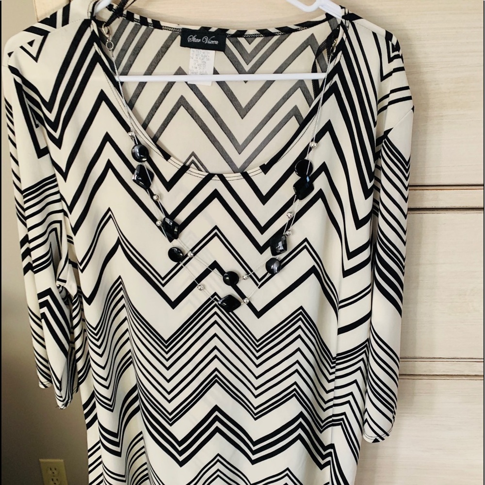 Black & White Blouse w/necklace. 1x